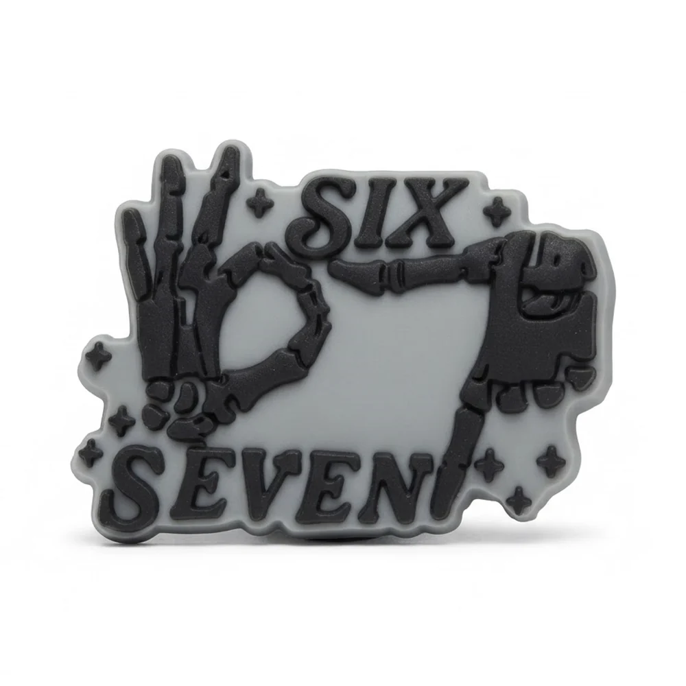 Jibbitz Six Seven style autocollant gris avec main squelette qui fait le signe OK et étoiles