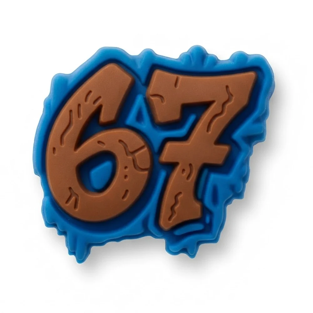 Jibbitz 67 graffiti : chiffres marron sur une forme bleue qui coule, PVC souple