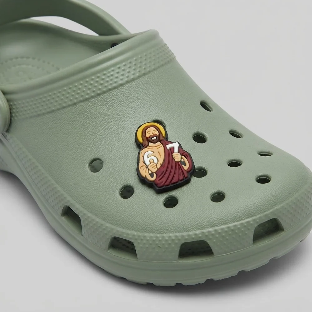 Jibbitz personnage à auréole tenant un 6 et un 7 clipsé sur une Crocs