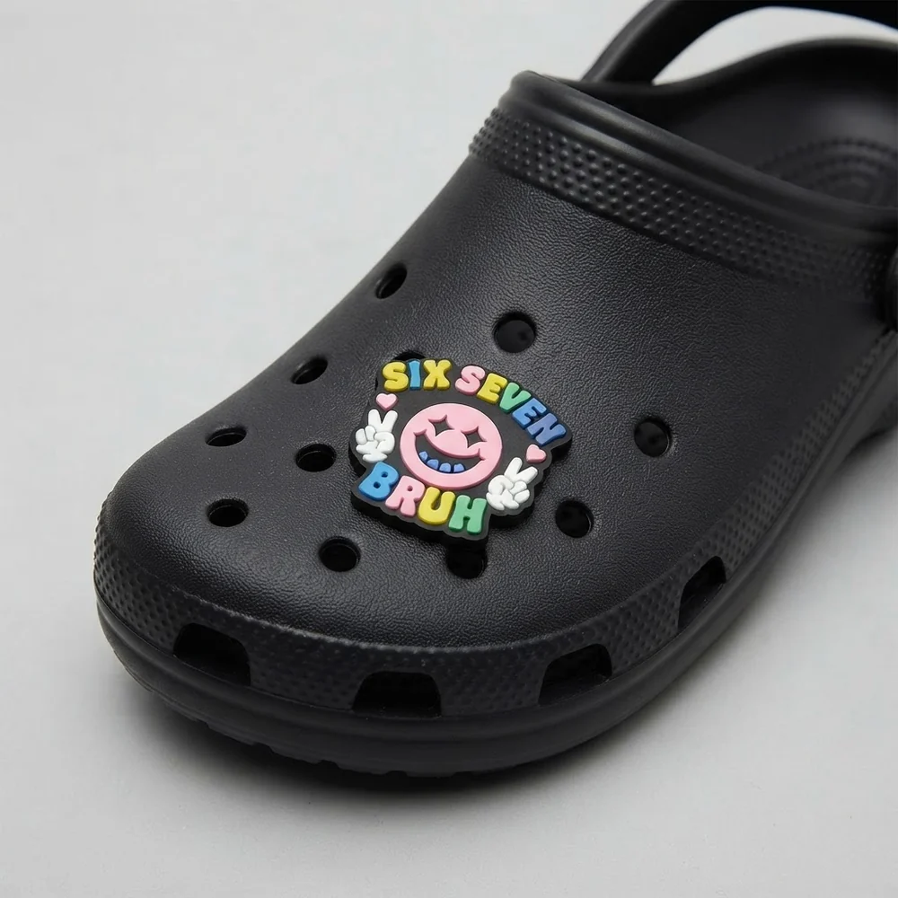 Charm smiley Six Seven Bruh multicolore porté sur une Crocs