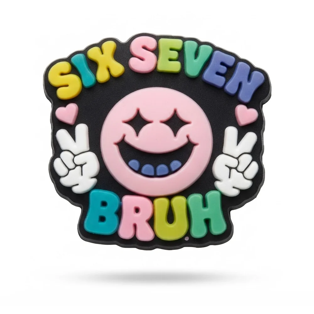 Jibbitz Six Seven Bruh : smiley rose aux yeux étoilés, mains peace et lettrage multicolore