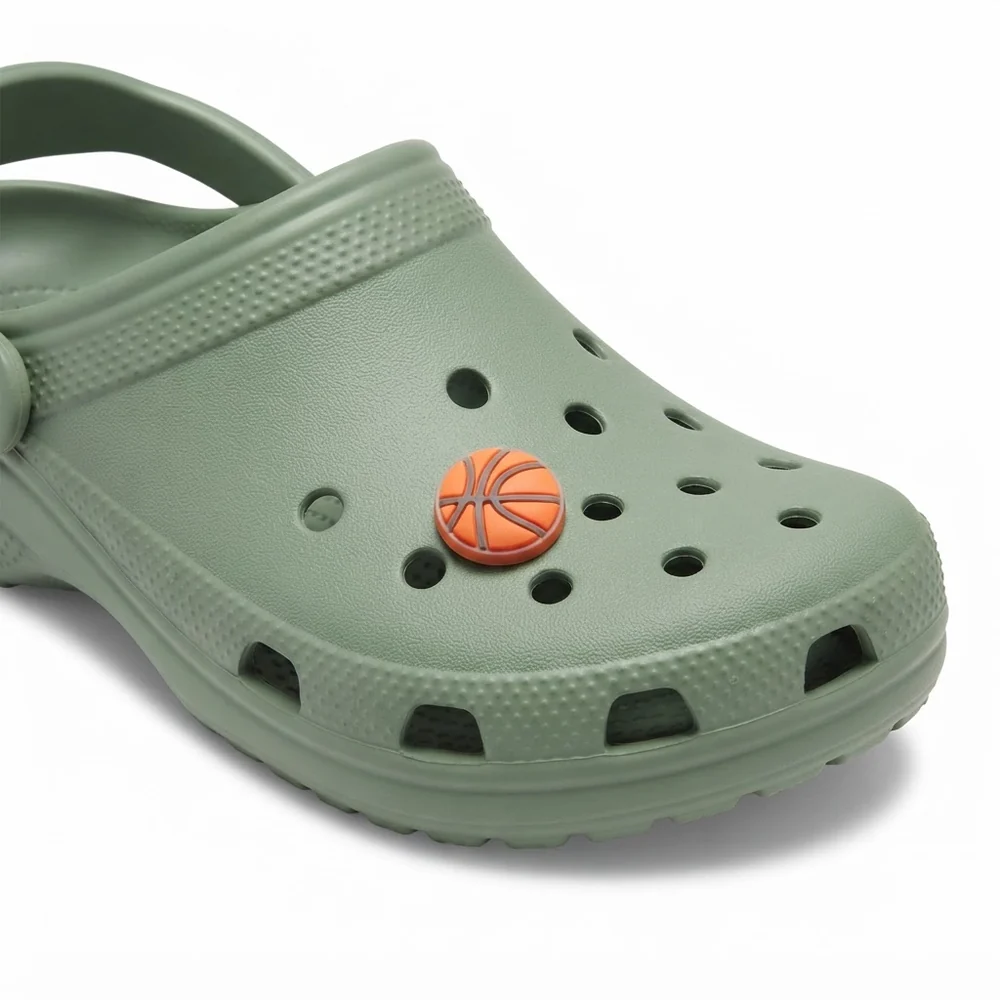 Jibbitz ballon de basket orange clipsé sur une Crocs