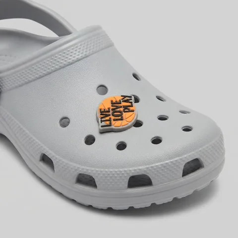 Charm basket Live Love Play porté sur une Crocs