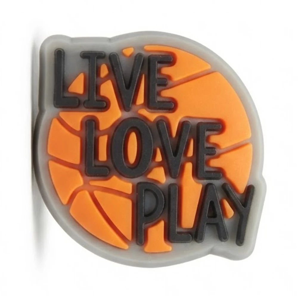 Jibbitz Live Love Play en lettres noires sur ballon de basket orange, contour gris