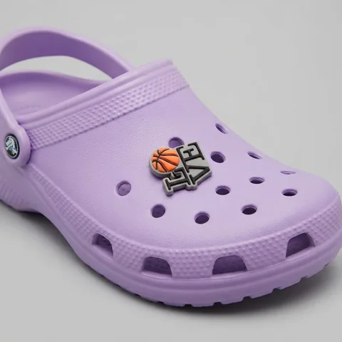 Charm LOVE ballon de basket noir et orange clipsé sur une Crocs