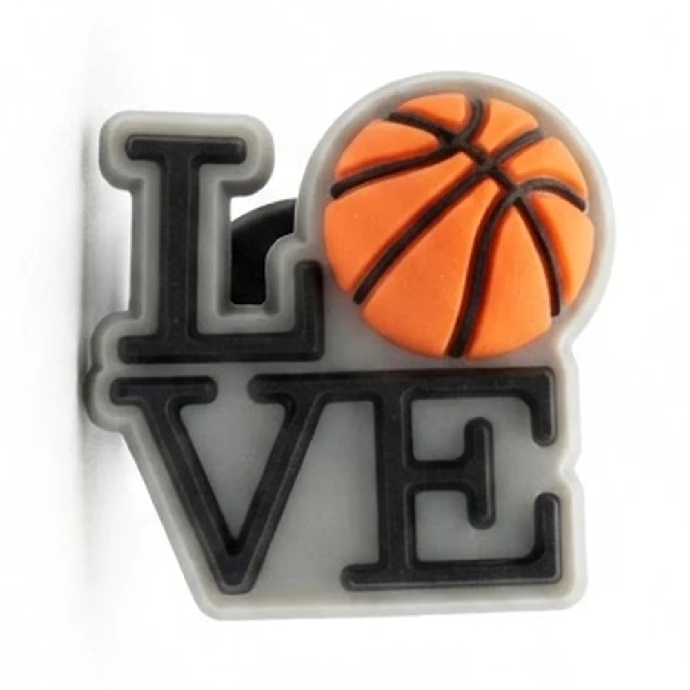 Jibbitz LOVE en lettres noires empilées avec un ballon de basket orange à la place du O