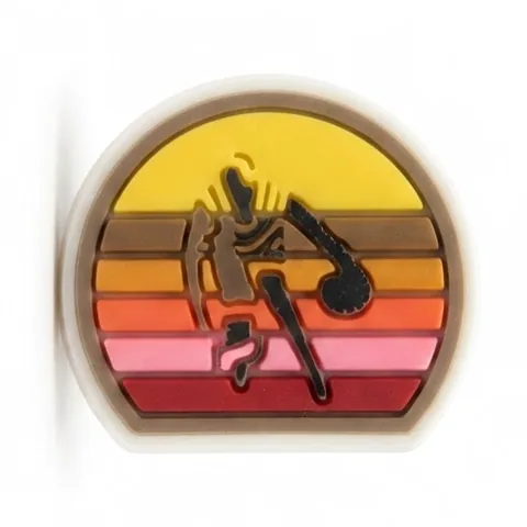 Jibbitz rond rétro : silhouette de basketteur sur bandes jaune, orange, rose et rouge