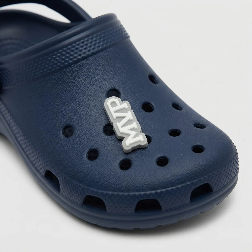 Jibbitz MVP blanc clipsé sur une Crocs