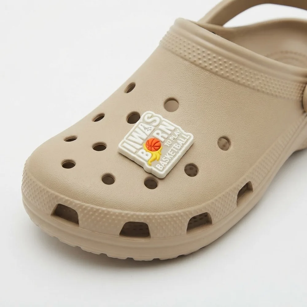 Plaque I was born to play basketball grise clipsée sur une Crocs