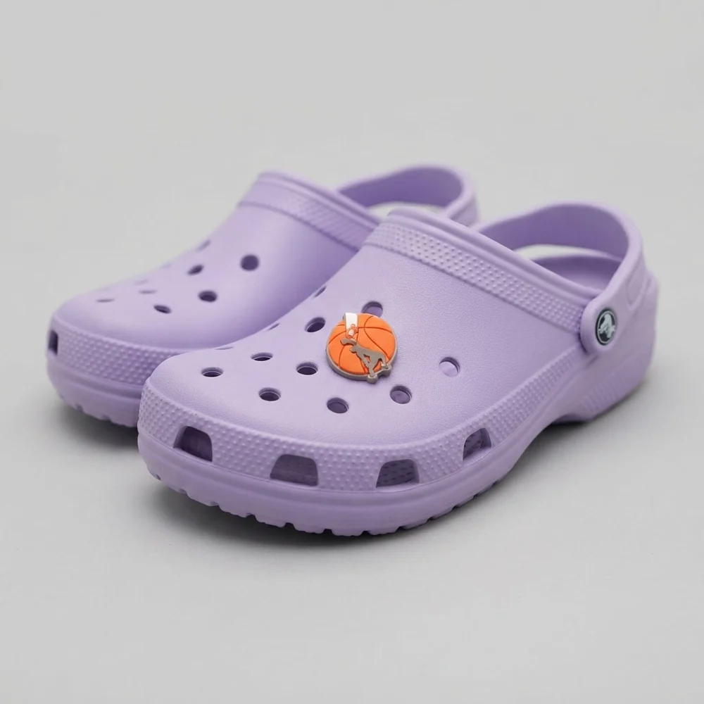 Jibbitz joueur en plein dunk sur ballon orange clipsé sur une Crocs