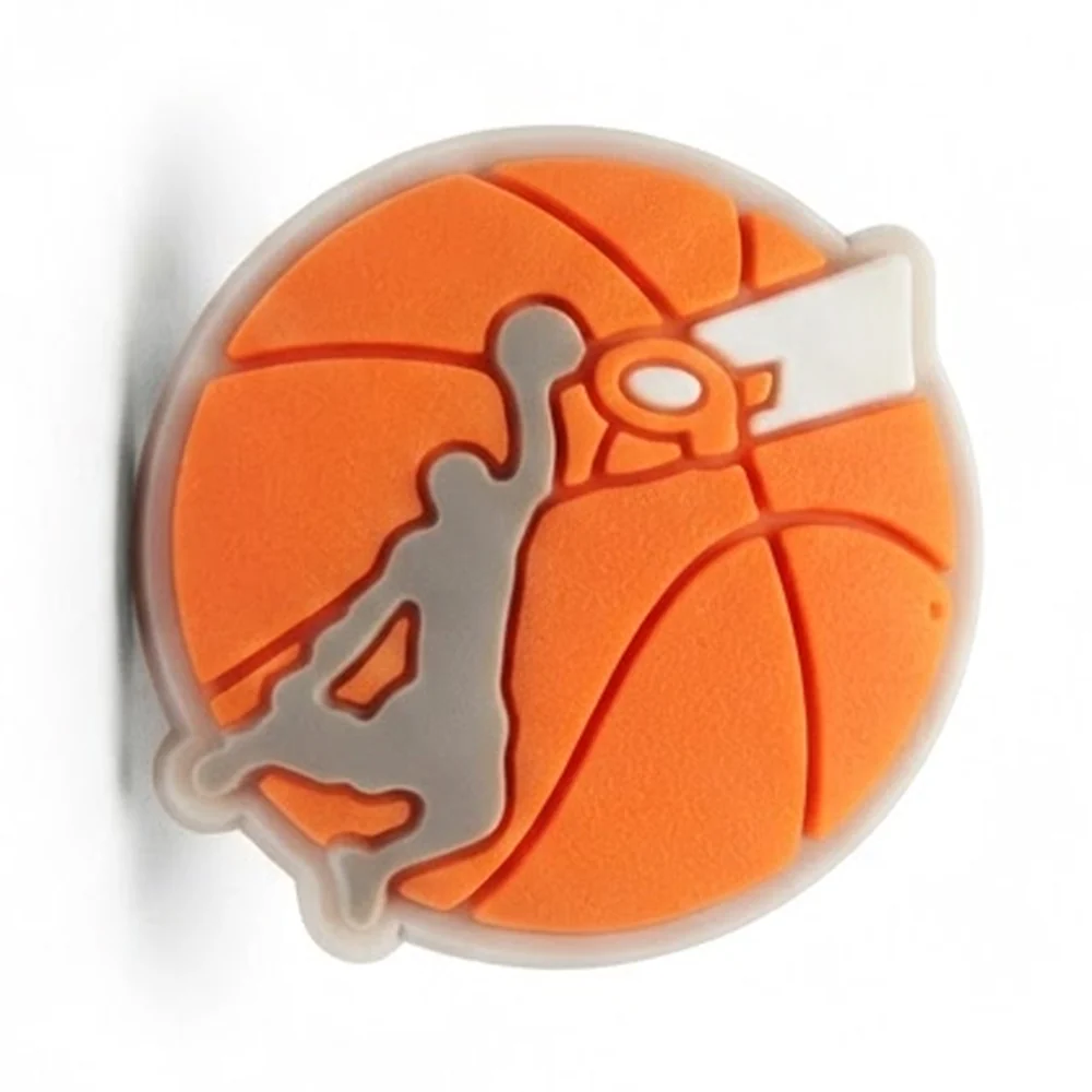 Jibbitz joueur gris qui dunk au panier devant un ballon de basket orange