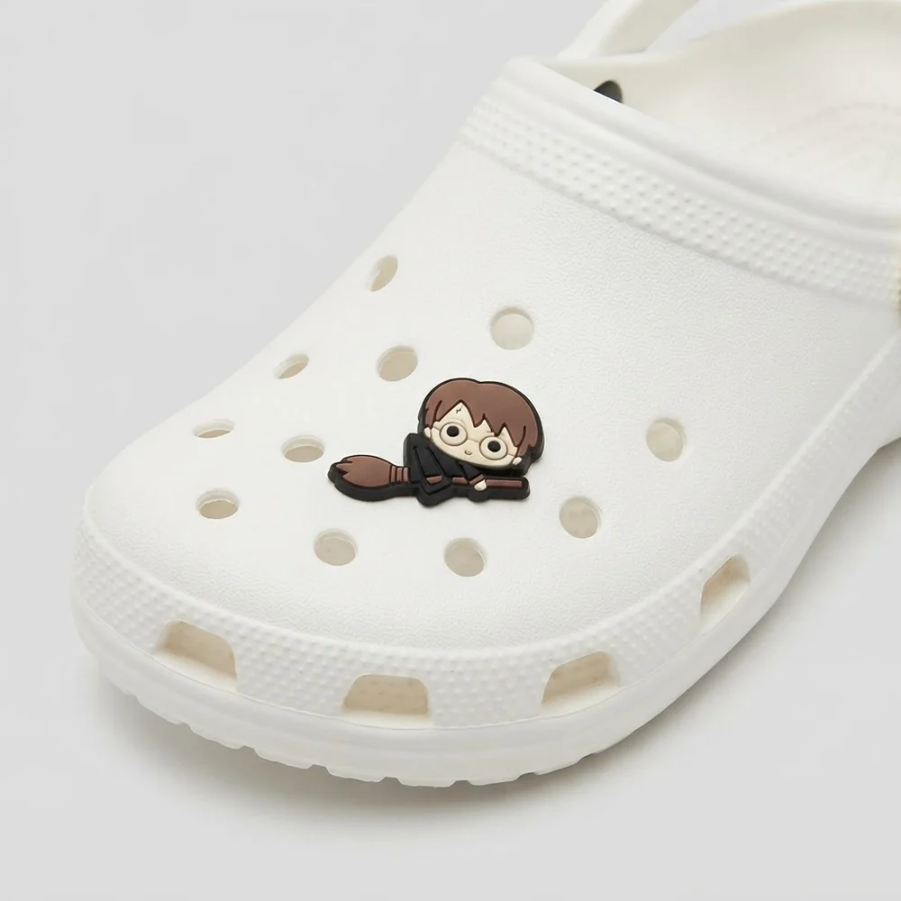 Charm Harry Potter volant sur son balai, clipsé sur une Crocs blanche
