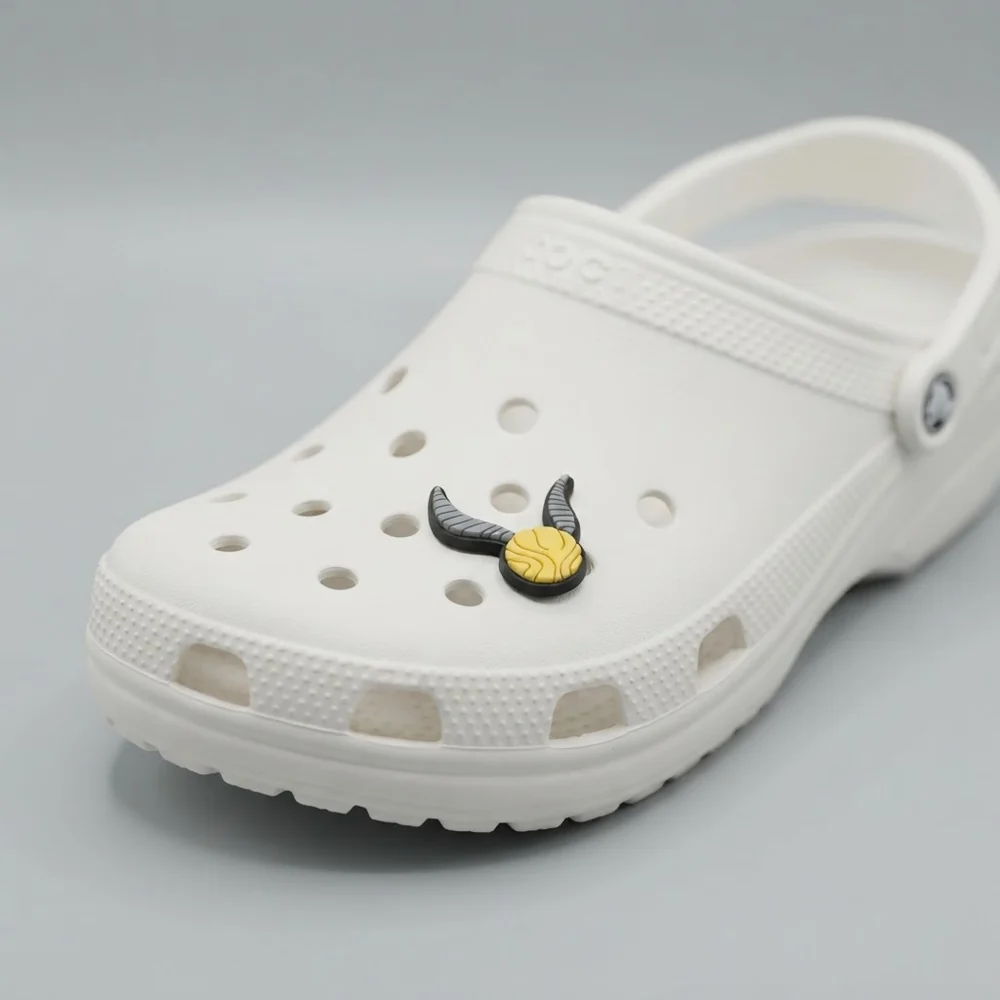 Charm Vif d'or clipsé sur une Crocs blanche