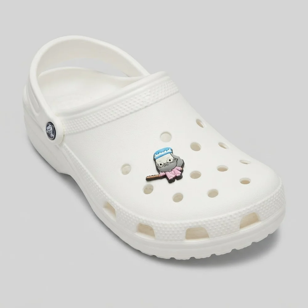 Charm Dumbledore lançant un sort, clipsé sur une Crocs blanche