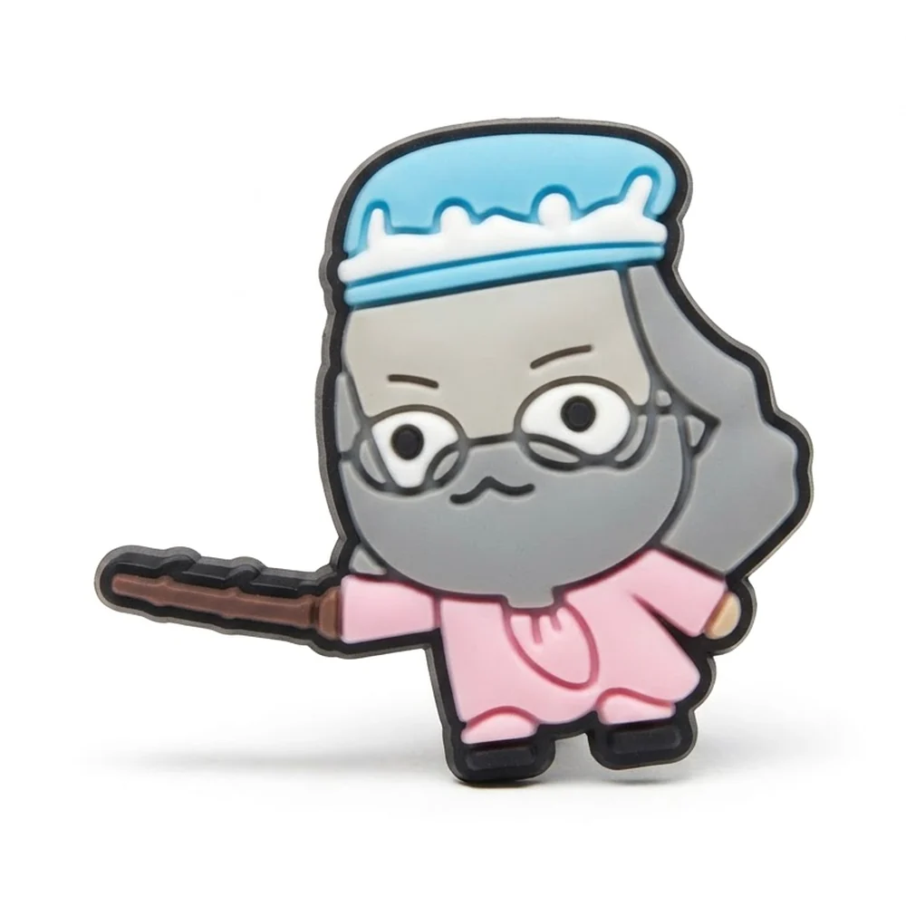 Jibbitz Dumbledore en robe rose et chapeau bleu ciel, baguette tendue, charm Crocs