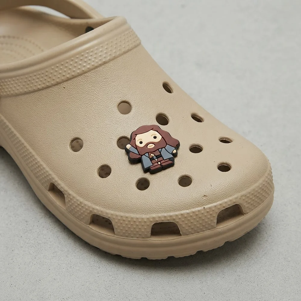 Charm Hagrid qui fait coucou, clipsé sur une Crocs beige