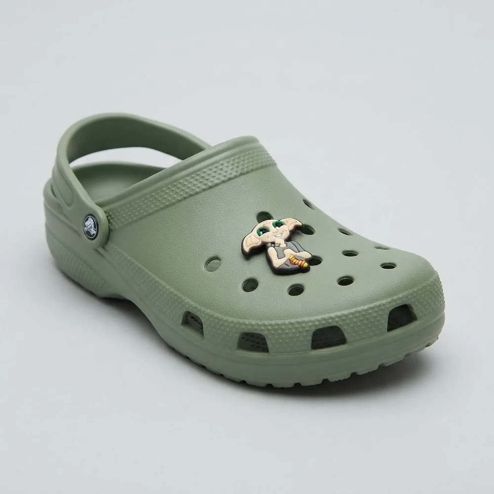 Charm Dobby et sa chaussette clipsé sur une Crocs vert sauge