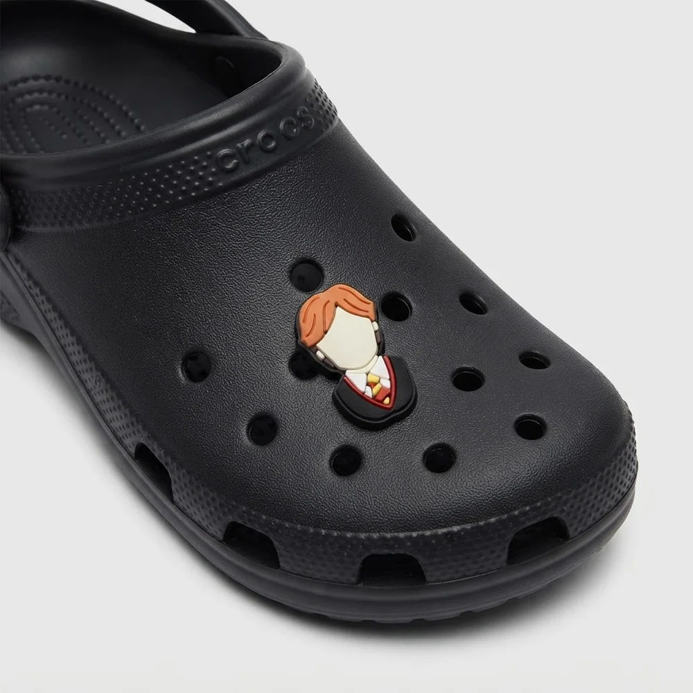 Charm portrait de Ron Weasley clipsé sur une Crocs noire