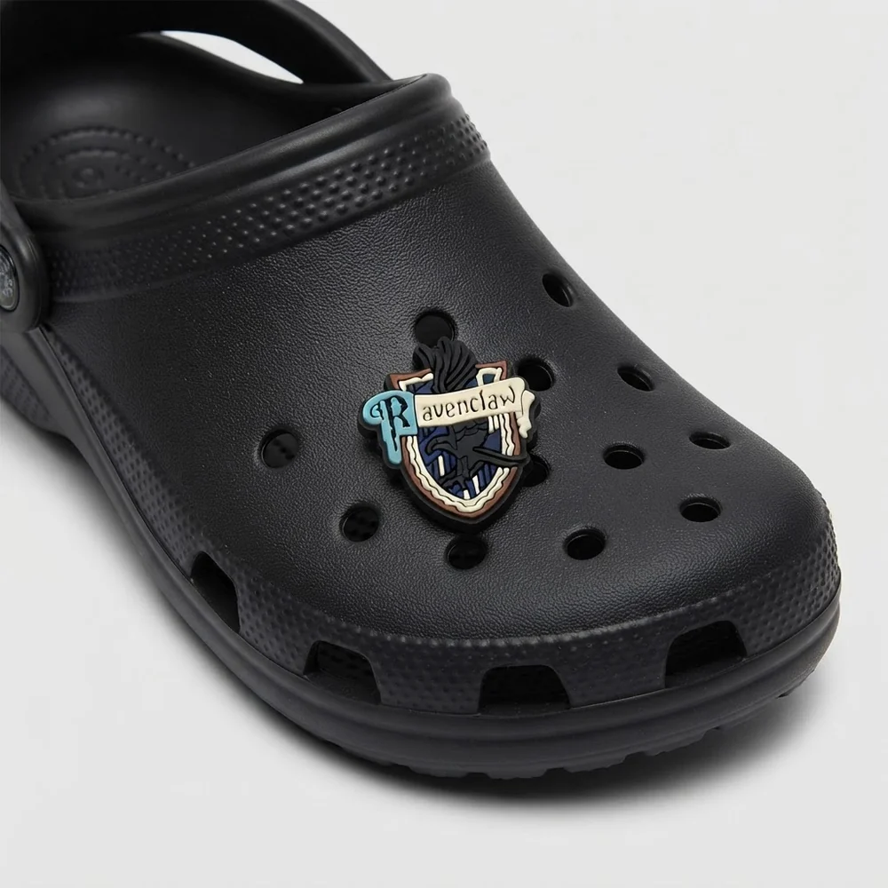 Charm blason Serdaigle clipsé sur une Crocs noire