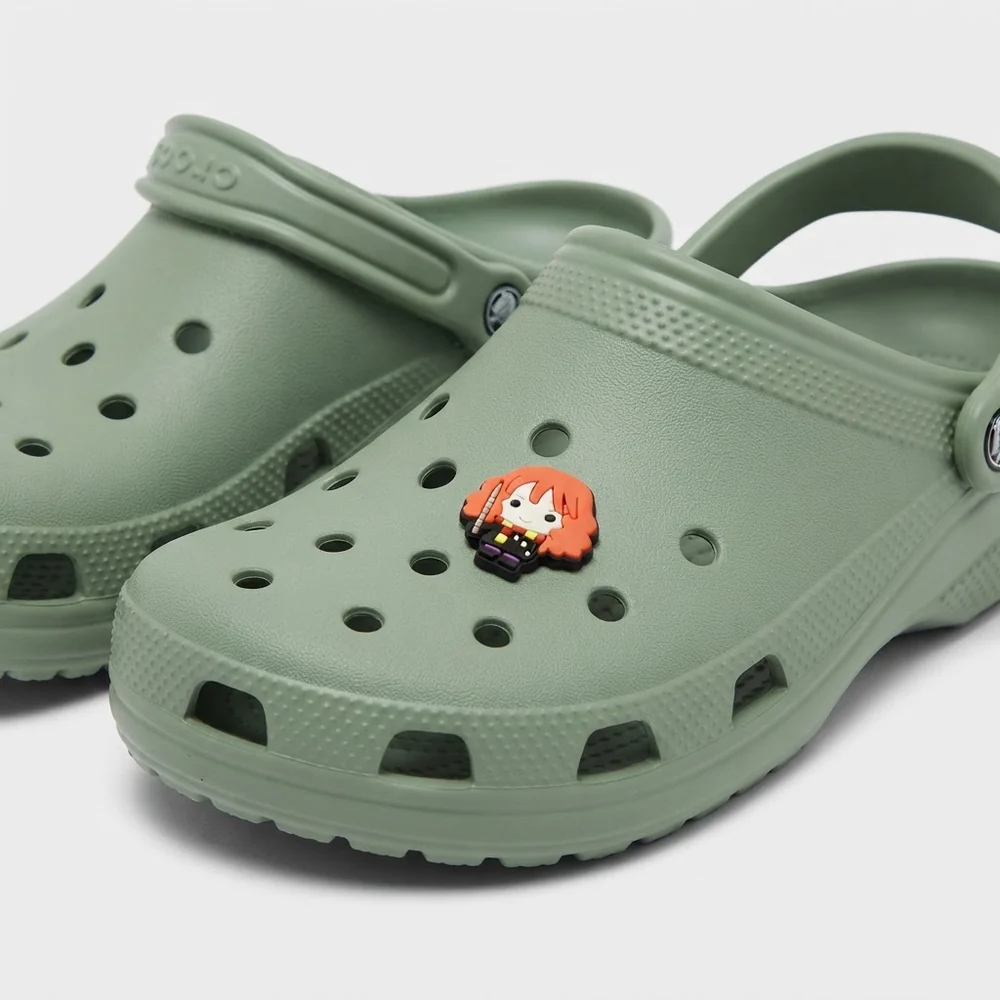 Charm sorcière rousse de Gryffondor clipsé sur une Crocs vert sauge