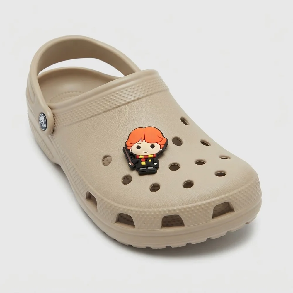 Charm Ron Weasley avec baguette clipsé sur une Crocs beige