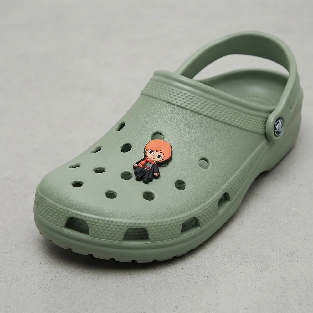 Charm Ron Weasley en écharpe clipsé sur une Crocs vert sauge