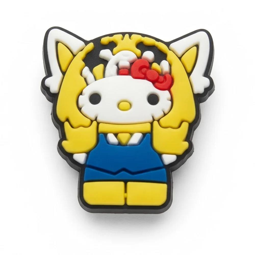 Jibbitz Hello Kitty en costume Pikachu : capuche jaune à oreilles pointues et salopette bleue