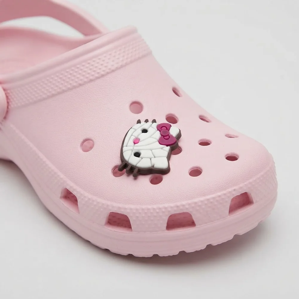 Jibbitz Hello Kitty momie d'Halloween clipsé sur une Crocs rose pâle