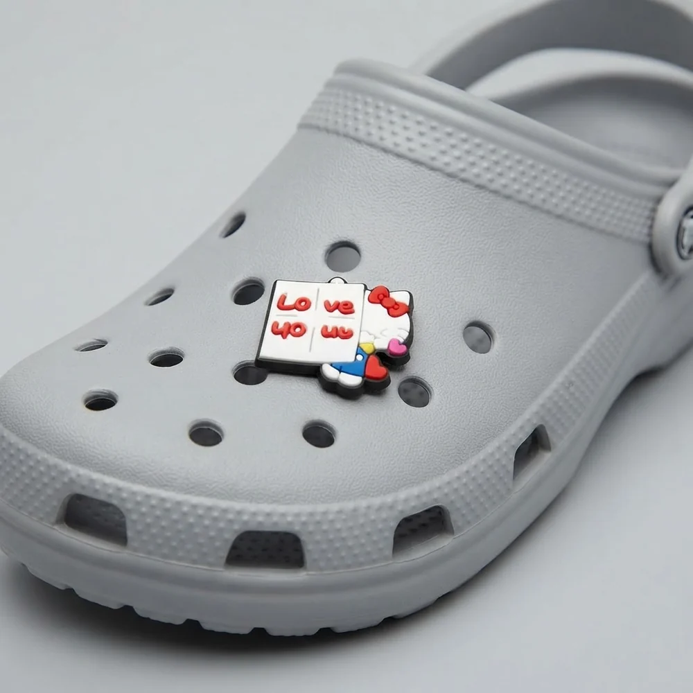 Charm Hello Kitty Love You sur une Crocs grise