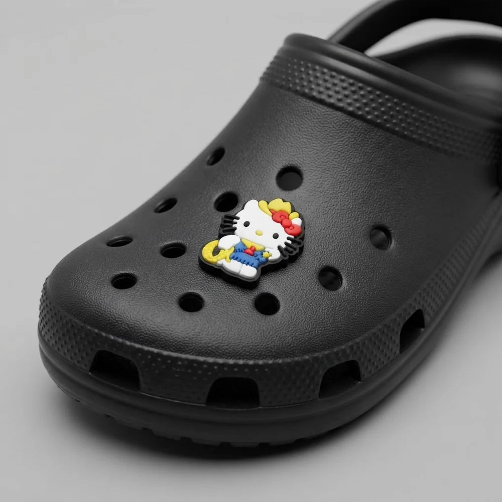 Jibbitz Hello Kitty cowgirl jaune et bleu clipsé sur une Crocs noire