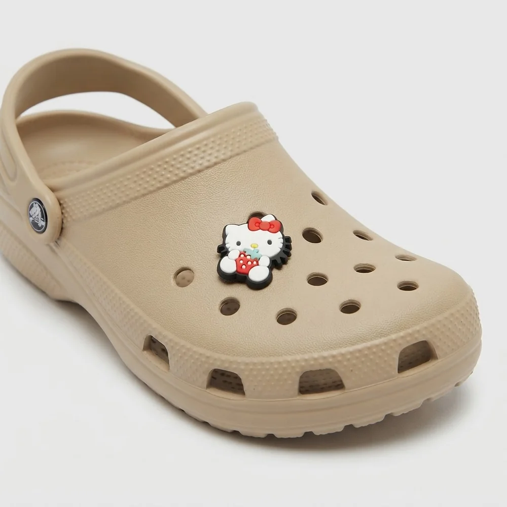 Jibbitz Hello Kitty à la fraise clipsé sur une Crocs beige