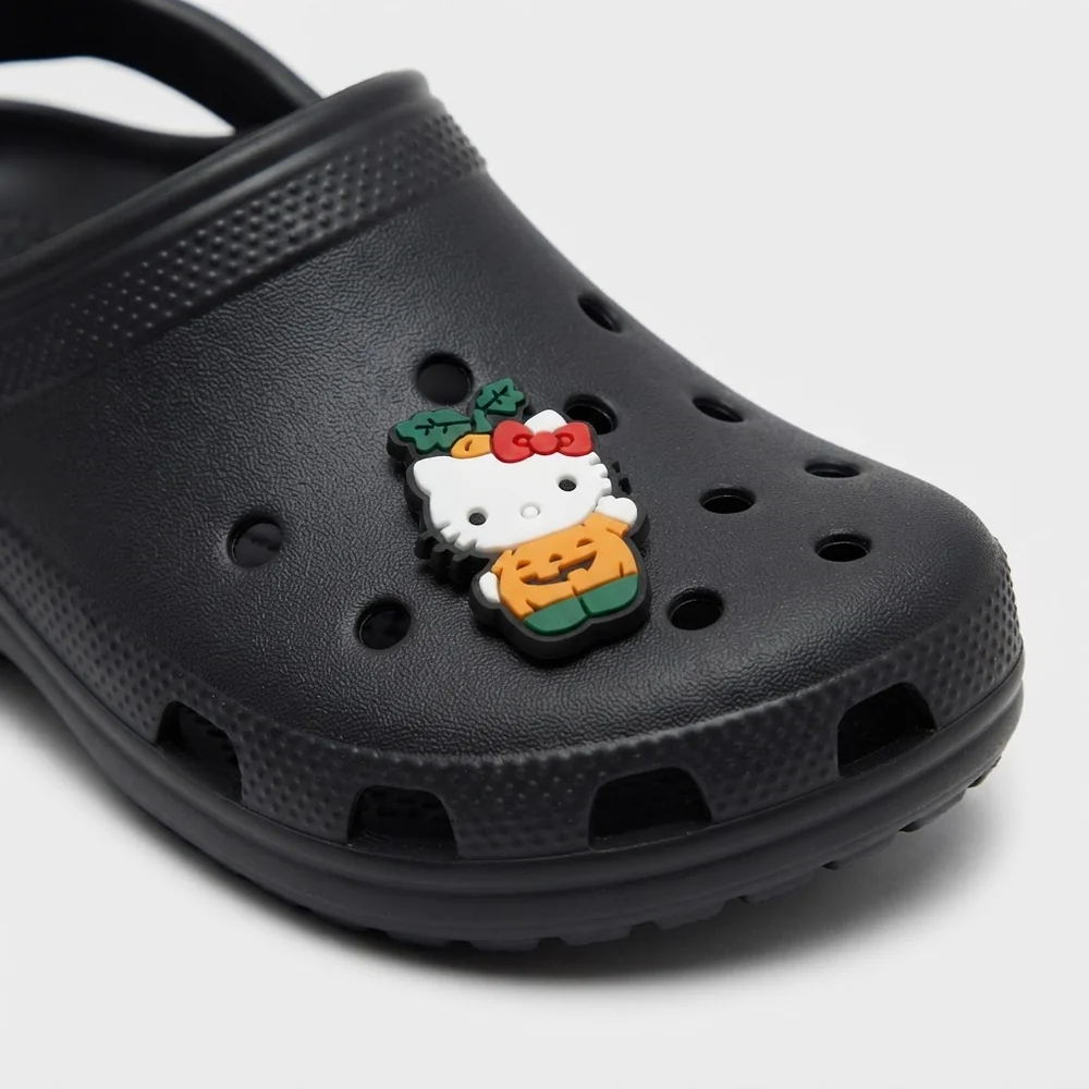 Jibbitz Hello Kitty citrouille orange sur une Crocs noire
