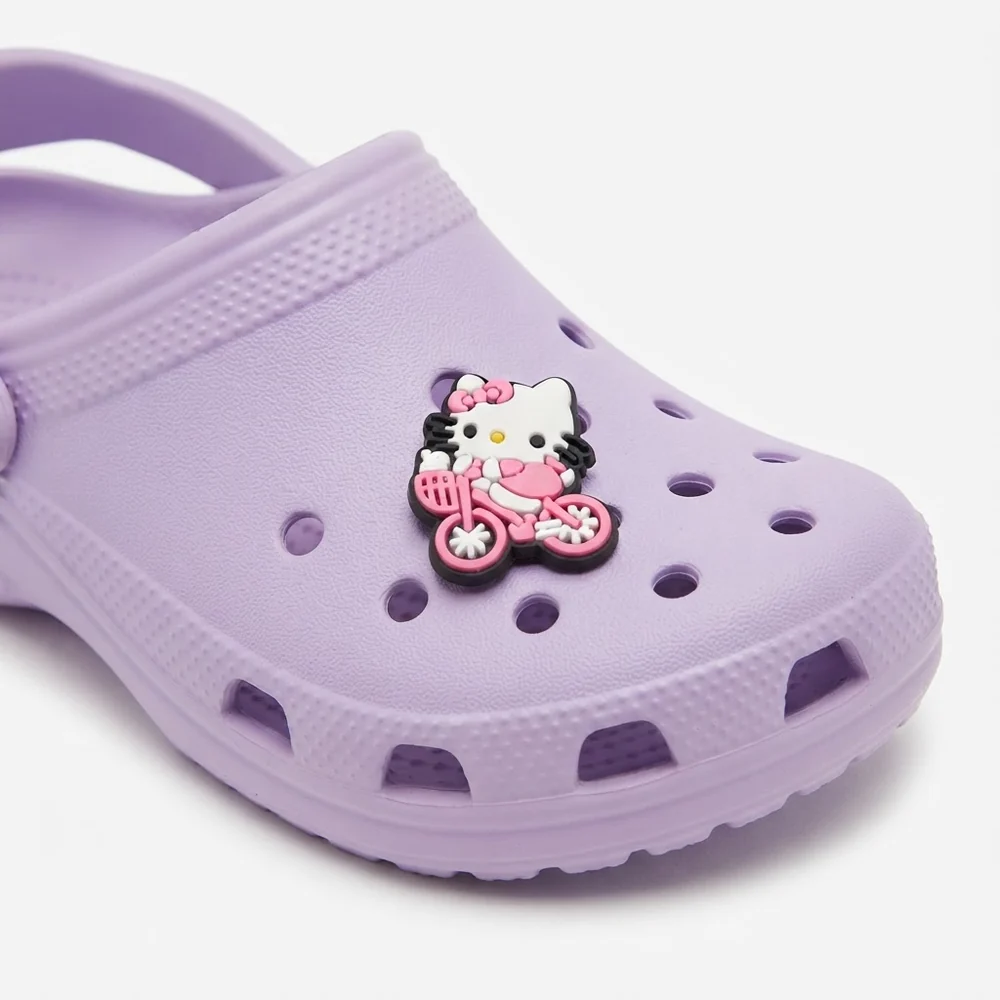 Charm Hello Kitty à vélo rose sur une Crocs lilas