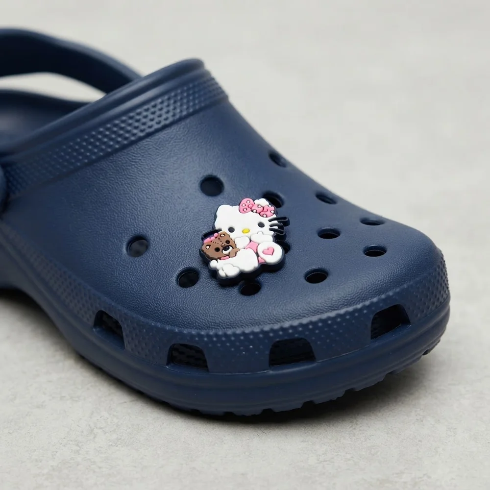 Charm Hello Kitty câlin nounours sur une Crocs bleu marine