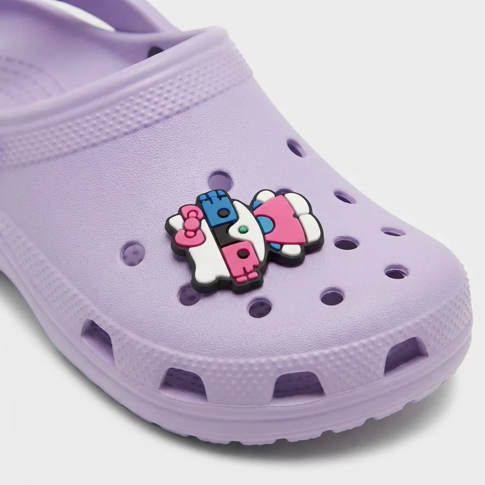 Charm Hello Kitty robot bleu et rose sur une Crocs lilas