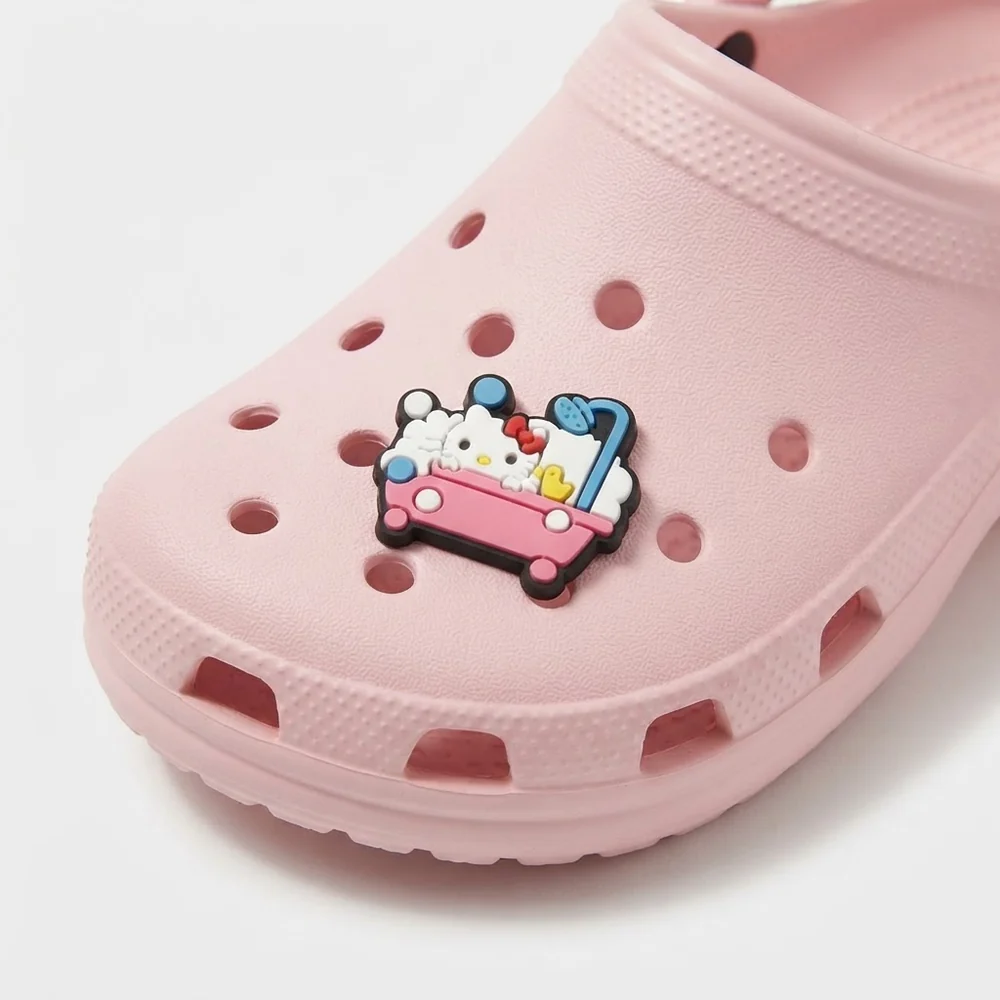 Jibbitz Hello Kitty dans son bain sur une Crocs rose pâle