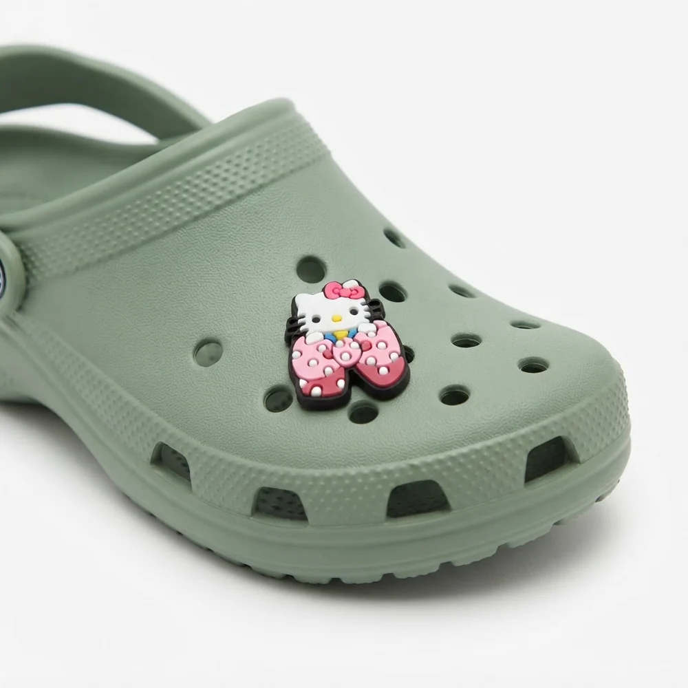 Jibbitz Hello Kitty nœud rose à pois sur une Crocs vert sauge