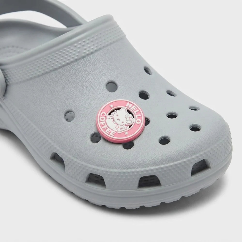 Badge Hello Coffee rose clipsé sur une Crocs grise