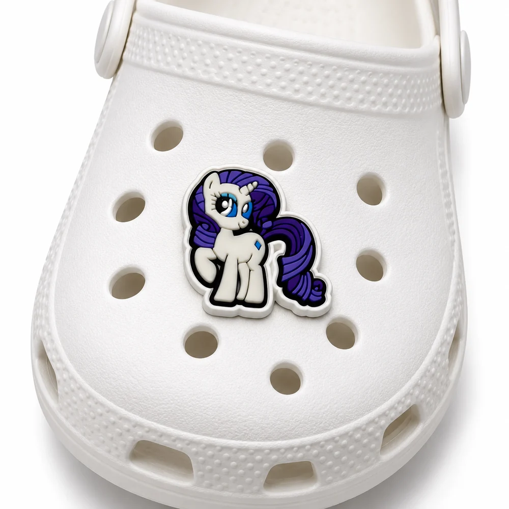 Jibbitz Rarity debout porté sur une Crocs blanche